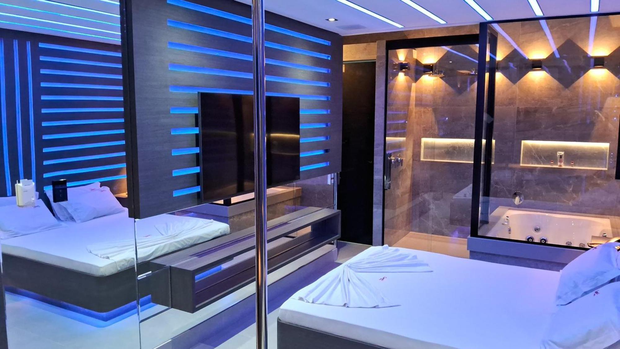 Love hotel Queens *