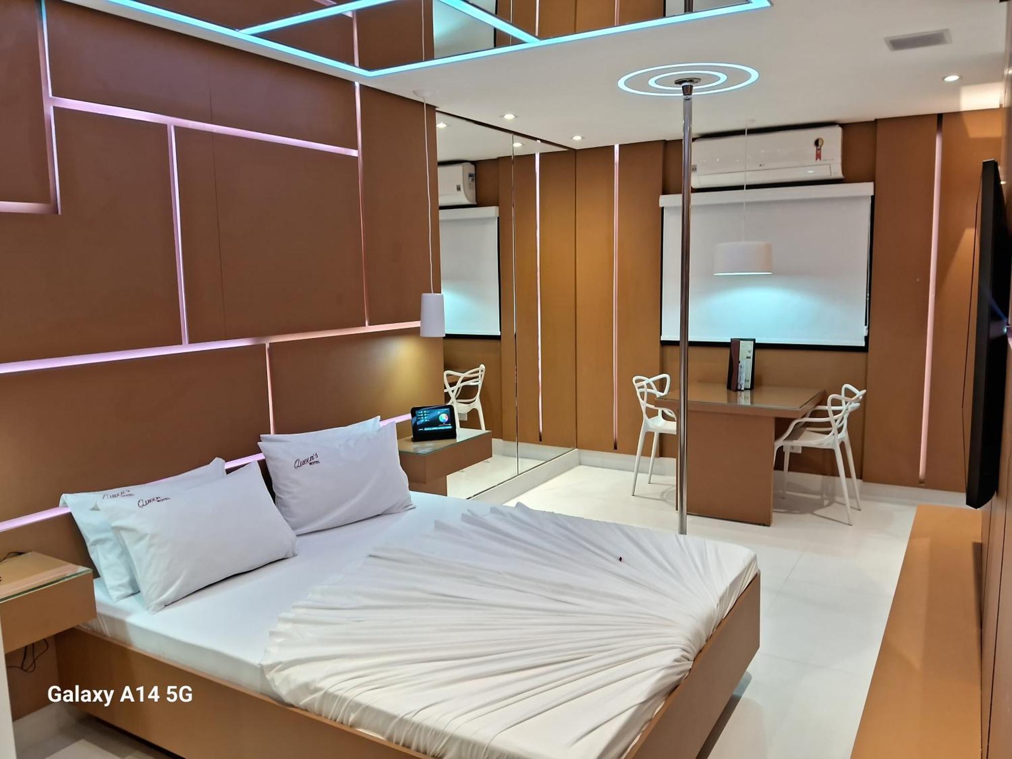 Love hotel Queens